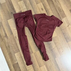 Thrive Burgundy Women's Active Set - Top & Leggings
